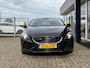 Volvo V40 1.6 T4 Summum / NL-Auto / Vol-Leder / Panodak / Adaptive Cruise-Control / Stoelverwarming / Dodehoek-Detectie / Adaptieve-Koplampen / Radio-Bluetooth / Navi / PDC met Camera / 17'' LMV / All-Seasons / ENZ.