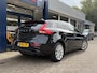 Volvo V40 1.6 T4 Summum / NL-Auto / Vol-Leder / Panodak / Adaptive Cruise-Control / Stoelverwarming / Dodehoek-Detectie / Adaptieve-Koplampen / Radio-Bluetooth / Navi / PDC met Camera / 17'' LMV / All-Seasons / ENZ.