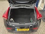 Volvo V40 1.6 T4 Summum / NL-Auto / Vol-Leder / Panodak / Adaptive Cruise-Control / Stoelverwarming / Dodehoek-Detectie / Adaptieve-Koplampen / Radio-Bluetooth / Navi / PDC met Camera / 17'' LMV / All-Seasons / ENZ.