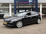 Volvo V40 1.6 T4 Summum / NL-Auto / Vol-Leder / Panodak / Adaptive Cruise-Control / Stoelverwarming / Dodehoek-Detectie / Adaptieve-Koplampen / Radio-Bluetooth / Navi / PDC met Camera / 17'' LMV / All-Seasons / ENZ.