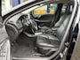 Volvo V40 1.6 T4 Summum / NL-Auto / Vol-Leder / Panodak / Adaptive Cruise-Control / Stoelverwarming / Dodehoek-Detectie / Adaptieve-Koplampen / Radio-Bluetooth / Navi / PDC met Camera / 17'' LMV / All-Seasons / ENZ.