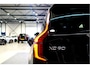 Volvo XC90 2.0 T8 AWD 335kW/456pk Aut8 Recharge Ultra Dark 7P BOWERS&WILKINS + LUCHTVERING + MASSAGE + EL.TREKHAAK + ADAPT.CRUISE + PANORAMADAK + HEAD-UP + STOELVERWARMIN V&A + STUURVERWARMING + LEDEREN DASHBOARD + 360 CAMERA + STOELVENTILATIE + 21" LM-VELGEN!!