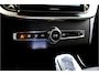 Volvo XC90 2.0 T8 AWD 335kW/456pk Aut8 Recharge Ultra Dark 7P BOWERS&WILKINS + LUCHTVERING + MASSAGE + EL.TREKHAAK + ADAPT.CRUISE + PANORAMADAK + HEAD-UP + STOELVERWARMIN V&A + STUURVERWARMING + LEDEREN DASHBOARD + 360 CAMERA + STOELVENTILATIE + 21" LM-VELGEN!!