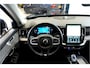 Volvo XC90 2.0 T8 AWD 335kW/456pk Aut8 Recharge Ultra Dark 7P BOWERS&WILKINS + LUCHTVERING + MASSAGE + EL.TREKHAAK + ADAPT.CRUISE + PANORAMADAK + HEAD-UP + STOELVERWARMIN V&A + STUURVERWARMING + LEDEREN DASHBOARD + 360 CAMERA + STOELVENTILATIE + 21" LM-VELGEN!!