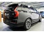 Volvo XC90 2.0 T8 AWD 335kW/456pk Aut8 Recharge Ultra Dark 7P BOWERS&WILKINS + LUCHTVERING + MASSAGE + EL.TREKHAAK + ADAPT.CRUISE + PANORAMADAK + HEAD-UP + STOELVERWARMIN V&A + STUURVERWARMING + LEDEREN DASHBOARD + 360 CAMERA + STOELVENTILATIE + 21" LM-VELGEN!!