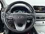 Hyundai Kona Electric EV COMFORT 64 kWh | PDC | 3 FASE | WARMTEPOMP | CAMERA | CLIMA | CRUISE ADAPT. | NAVI | PRIVACY GLASS | DAKRAILING | APPLE CAR PLAY & ADROID AUTO | LAGE KMSTAND! |