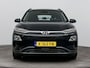Hyundai Kona Electric EV COMFORT 64 kWh | PDC | 3 FASE | WARMTEPOMP | CAMERA | CLIMA | CRUISE ADAPT. | NAVI | PRIVACY GLASS | DAKRAILING | APPLE CAR PLAY & ADROID AUTO | LAGE KMSTAND! |