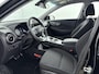 Hyundai Kona Electric EV COMFORT 64 kWh | PDC | 3 FASE | WARMTEPOMP | CAMERA | CLIMA | CRUISE ADAPT. | NAVI | PRIVACY GLASS | DAKRAILING | APPLE CAR PLAY & ADROID AUTO | LAGE KMSTAND! |