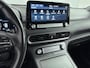 Hyundai Kona Electric EV PREMIUM 64 kWh <| 3- FASE | NAVI | CLIMA | ADAPT. CRUISE | CAMERA | HUD | LEDER | STUUR- & STOELVERWARMING | WARMTEPOMP | PRIVACY GLASS | WLTP 481 KM! |