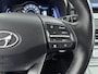 Hyundai Kona Electric EV PREMIUM 64 kWh <| 3- FASE | NAVI | CLIMA | ADAPT. CRUISE | CAMERA | HUD | LEDER | STUUR- & STOELVERWARMING | WARMTEPOMP | PRIVACY GLASS | WLTP 481 KM! |
