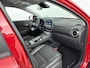Hyundai Kona Electric EV PREMIUM 64 kWh <| 3- FASE | NAVI | CLIMA | ADAPT. CRUISE | CAMERA | HUD | LEDER | STUUR- & STOELVERWARMING | WARMTEPOMP | PRIVACY GLASS | WLTP 481 KM! |