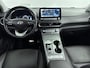 Hyundai Kona Electric EV PREMIUM 64 kWh <| 3- FASE | NAVI | CLIMA | ADAPT. CRUISE | CAMERA | HUD | LEDER | STUUR- & STOELVERWARMING | WARMTEPOMP | PRIVACY GLASS | WLTP 481 KM! |