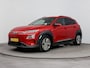 Hyundai Kona Electric EV PREMIUM 64 kWh <| 3- FASE | NAVI | CLIMA | ADAPT. CRUISE | CAMERA | HUD | LEDER | STUUR- & STOELVERWARMING | WARMTEPOMP | PRIVACY GLASS | WLTP 481 KM! |