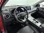 Hyundai Kona Electric EV PREMIUM 64 kWh <| 3- FASE | NAVI | CLIMA | ADAPT. CRUISE | CAMERA | HUD | LEDER | STUUR- & STOELVERWARMING | WARMTEPOMP | PRIVACY GLASS | WLTP 481 KM! |