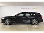 Volvo V60 T6 350PK Plug-in hybrid AWD Plus Dark / Adaptive Cruise Control / 360 Camera / Harman Kardon / Stoel- en stuurverwarming / Stoelverwarming achter / Trekhaak elektrisch wegklapbaar / Elektrische stoelen met geheugen