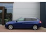 Peugeot 308 SW 1.2 PureTech 130pk Blue Lease Premium Leer Airco Navi Carplay Camera Pano Dealer onderhouden