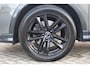 Audi Q3 40 TFSI quattro edition one 190PK / 140kW DSG, S-Line in- en exterieur, LED Matrix koplampen, dynamische richtingaanwijzers achter, verwarmbare voorstoelen, verwarmbaar multifunctioneel lederen stuurwiel, achteruitrijcamera (Rear View), parkeersensoren voor en achter (PDC), navigatie, dodehoekdetectie (Side Assist), elektrische achterklep, panoramadak, elektrisch verstel- en verwarmbare buitenspiegels, 2-zone climatronic, virtual cockpit, keyless start & entry, privacy glas, cruise control, dimmende binnenspiegel etc.