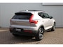 Volvo XC40 B4 Plus Dark | Panoramadak | Trekhaak | Verwarmbare voorstoelen en stuurwiel | Premium audio by Harman Kardon | Apple carplay/Android auto | Keyless | Elektrisch verstelbare stoelen met geheugen | Achteruitrijcamera |