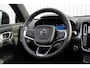 Volvo XC40 B4 Plus Dark | Panoramadak | Trekhaak | Verwarmbare voorstoelen en stuurwiel | Premium audio by Harman Kardon | Apple carplay/Android auto | Keyless | Elektrisch verstelbare stoelen met geheugen | Achteruitrijcamera |