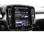 Volvo XC40 B4 Plus Dark | Panoramadak | Trekhaak | Verwarmbare voorstoelen en stuurwiel | Premium audio by Harman Kardon | Apple carplay/Android auto | Keyless | Elektrisch verstelbare stoelen met geheugen | Achteruitrijcamera |