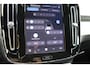 Volvo XC40 B4 Plus Dark | Panoramadak | Trekhaak | Verwarmbare voorstoelen en stuurwiel | Premium audio by Harman Kardon | Apple carplay/Android auto | Keyless | Elektrisch verstelbare stoelen met geheugen | Achteruitrijcamera |