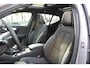 Volvo XC40 B4 Plus Dark | Panoramadak | Trekhaak | Verwarmbare voorstoelen en stuurwiel | Premium audio by Harman Kardon | Apple carplay/Android auto | Keyless | Elektrisch verstelbare stoelen met geheugen | Achteruitrijcamera |