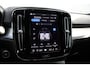 Volvo XC40 B4 Plus Dark | Panoramadak | Trekhaak | Verwarmbare voorstoelen en stuurwiel | Premium audio by Harman Kardon | Apple carplay/Android auto | Keyless | Elektrisch verstelbare stoelen met geheugen | Achteruitrijcamera |