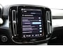 Volvo XC40 B4 Plus Dark | Panoramadak | Trekhaak | Verwarmbare voorstoelen en stuurwiel | Premium audio by Harman Kardon | Apple carplay/Android auto | Keyless | Elektrisch verstelbare stoelen met geheugen | Achteruitrijcamera |