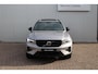 Volvo XC40 B4 Plus Dark | Panoramadak | Trekhaak | Verwarmbare voorstoelen en stuurwiel | Premium audio by Harman Kardon | Apple carplay/Android auto | Keyless | Elektrisch verstelbare stoelen met geheugen | Achteruitrijcamera |