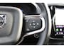Volvo XC40 B4 Plus Dark | Panoramadak | Trekhaak | Verwarmbare voorstoelen en stuurwiel | Premium audio by Harman Kardon | Apple carplay/Android auto | Keyless | Elektrisch verstelbare stoelen met geheugen | Achteruitrijcamera |