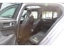 Volvo XC40 B4 Plus Dark | Panoramadak | Trekhaak | Verwarmbare voorstoelen en stuurwiel | Premium audio by Harman Kardon | Apple carplay/Android auto | Keyless | Elektrisch verstelbare stoelen met geheugen | Achteruitrijcamera |