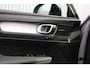 Volvo XC40 B4 Plus Dark | Panoramadak | Trekhaak | Verwarmbare voorstoelen en stuurwiel | Premium audio by Harman Kardon | Apple carplay/Android auto | Keyless | Elektrisch verstelbare stoelen met geheugen | Achteruitrijcamera |