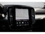 Volvo XC40 B4 Plus Dark | Panoramadak | Trekhaak | Verwarmbare voorstoelen en stuurwiel | Premium audio by Harman Kardon | Apple carplay/Android auto | Keyless | Elektrisch verstelbare stoelen met geheugen | Achteruitrijcamera |