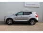 Volvo XC40 B4 Plus Dark | Panoramadak | Trekhaak | Verwarmbare voorstoelen en stuurwiel | Premium audio by Harman Kardon | Apple carplay/Android auto | Keyless | Elektrisch verstelbare stoelen met geheugen | Achteruitrijcamera |