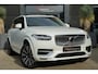 Volvo XC90 2.0 T8 Recharge AWD Plus Bright | 455 PK | Panoramadak | Leder | ACC | 360 Camera | HarmanKardon | Volvo XC90 2.0 T8 Recharge AWD Plus Bright 455 PK met 2.0-liter viercilinder plug-in hybride benzinemotor, lederen bekleding, elektrisch verstelbare stoelen met geheugen, verwarmbare voor- en