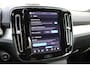 Volvo XC40 2.0 B4 Plus Dark | Trekhaak | Verwarmbare voorstoelen en stuurwiel | Premium audio by Harman Kardon | Apple carplay/Android auto | Keyless | Elektrisch verstelbare stoelen met geheugen | Achteruitrijcamera | All-seasonbanden