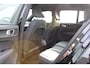 Volvo XC40 2.0 B4 Plus Dark | Trekhaak | Verwarmbare voorstoelen en stuurwiel | Premium audio by Harman Kardon | Apple carplay/Android auto | Keyless | Elektrisch verstelbare stoelen met geheugen | Achteruitrijcamera | All-seasonbanden