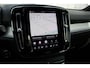 Volvo XC40 2.0 B4 Plus Dark | Trekhaak | Verwarmbare voorstoelen en stuurwiel | Premium audio by Harman Kardon | Apple carplay/Android auto | Keyless | Elektrisch verstelbare stoelen met geheugen | Achteruitrijcamera | All-seasonbanden