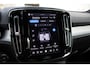 Volvo XC40 2.0 B4 Plus Dark | Trekhaak | Verwarmbare voorstoelen en stuurwiel | Premium audio by Harman Kardon | Apple carplay/Android auto | Keyless | Elektrisch verstelbare stoelen met geheugen | Achteruitrijcamera | All-seasonbanden