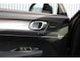 Volvo XC40 2.0 B4 Plus Dark | Trekhaak | Verwarmbare voorstoelen en stuurwiel | Premium audio by Harman Kardon | Apple carplay/Android auto | Keyless | Elektrisch verstelbare stoelen met geheugen | Achteruitrijcamera | All-seasonbanden