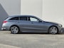 Mercedes-Benz C-klasse 300 e AMG Line / SOH 99,8% / Elektrische trekhaak / Stoelverwarming / Elektrische achterklep / Trekgewicht 1800 kg / Burmester Audio Systeem / Adaptief cruise control / Achteruitrijcamera / Apple Carplay Android Auto /