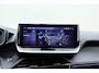 Peugeot e-2008 EV GT 54 kWh | Achteruitrijcamera | Dakrails | Cruise control | Climate control | Navigatie | Stof/lederen bekleding | 16" lichtmetalen velgen | Apple/Android carplay | 400km WLTP | 100% Elektrisch