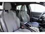 Peugeot e-2008 EV GT 54 kWh | Achteruitrijcamera | Dakrails | Cruise control | Climate control | Navigatie | Stof/lederen bekleding | 16" lichtmetalen velgen | Apple/Android carplay | 400km WLTP | 100% Elektrisch