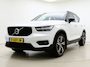 Volvo XC40 T5 262pk Recharge R-Design / Elektr. Stoelen / Panoramadak / Harman&Kardon Audio / Trekhaak / 360 Camera / Full-LED / Leder / Keyless / 19'' + All Season / ACC / BLIS / Stoel + Stuur. Verwarming / DAB /