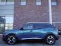 Peugeot e-2008 EV Allure 54 kWh | tot 406km WLTP range | SOH 96% | Parkeersensoren voor + achter | Draadloos Apple Carplay/Android Auto | Cruise Control | Privacy Glass