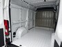 Citroën Jumper 2.2 BlueHDi 140 S&S L2H2 3.5t | Adaptieve Cruise control | Achteruitrijcamera | Climate control | Navigatie | 3 persoons | Side steps | Lichtmetalen velgen black | Pushbar