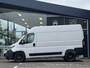 Citroën Jumper 2.2 BlueHDi 140 S&S L2H2 3.5t | Adaptieve Cruise control | Achteruitrijcamera | Climate control | Navigatie | 3 persoons | Side steps | Lichtmetalen velgen black | Pushbar