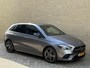 Mercedes-Benz B-klasse 250 e AMG Line | Facelift | Trekhaak wegklapbaar | Burmester | Sfeerverlichting | Camera | Navigatie | Apple CarPlay | Adaptieve cruise | Lane assist | Stoelverwarming | 18 inch AMG velgen | Full-LED | DAB | Keyless | Dodehoekdetectie | Elektrische achterklep | Volledig dealeronderhouden