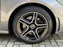 Mercedes-Benz B-klasse 250 e AMG Line | Facelift | Trekhaak wegklapbaar | Burmester | Sfeerverlichting | Camera | Navigatie | Apple CarPlay | Adaptieve cruise | Lane assist | Stoelverwarming | 18 inch AMG velgen | Full-LED | DAB | Keyless | Dodehoekdetectie | Elektrische achterklep | Volledig dealeronderhouden