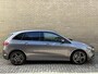 Mercedes-Benz B-klasse 250 e AMG Line | Facelift | Trekhaak wegklapbaar | Burmester | Sfeerverlichting | Camera | Navigatie | Apple CarPlay | Adaptieve cruise | Lane assist | Stoelverwarming | 18 inch AMG velgen | Full-LED | DAB | Keyless | Dodehoekdetectie | Elektrische achterklep | Volledig dealeronderhouden